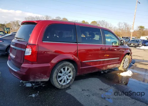 2015 Chrysler Town & Country Touring z USA, uszkodzony, nr VIN 2C4RC1BG8FR539446